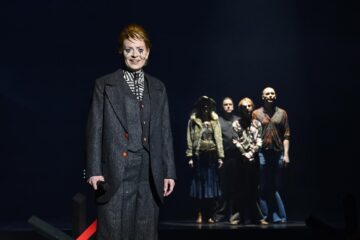 Julia Lindhorst-Apfelthaler (David Bowie), Marsha B Zimmermann (Frau an der Mauer), Alexander Smirzitz (Reporter), Henning Z Bäcker (Person an der Mauer), Leon Häder (Person an der Mauer) © Manja Herrmann