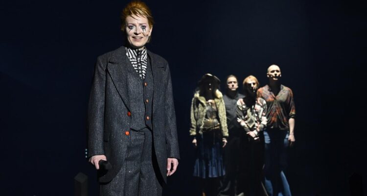 Julia Lindhorst-Apfelthaler (David Bowie), Marsha B Zimmermann (Frau an der Mauer), Alexander Smirzitz (Reporter), Henning Z Bäcker (Person an der Mauer), Leon Häder (Person an der Mauer) © Manja Herrmann