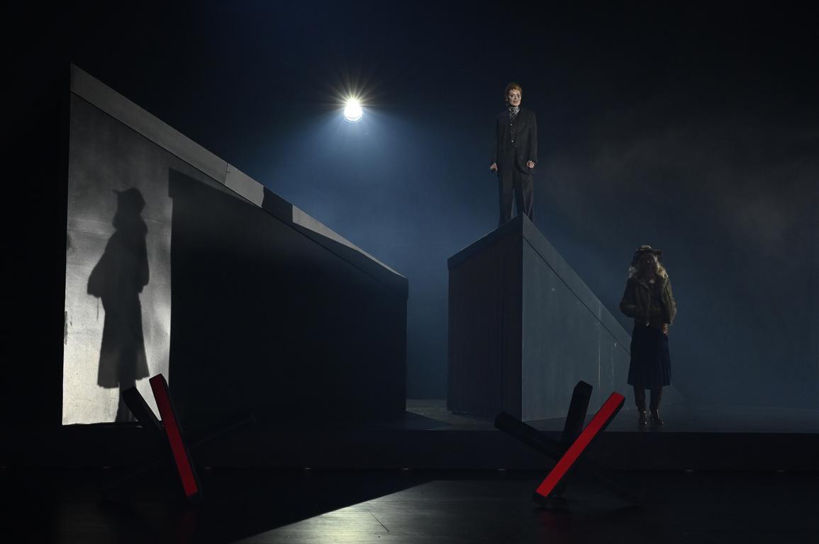Julia Lindhorst-Apfelthaler (David Bowie), Marsha B Zimmermann (Frau an der Mauer) © Manja Herrmann