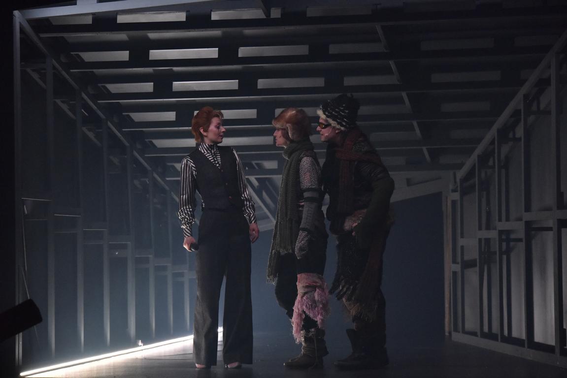 Julia (David Bowie), Marsha B Zimmermann (Taube 2), Henning Z Bäcker (Taube 1) © Manja Herrmann