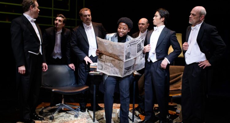Jörn Eichler (Harry Frommermann), Jan Schulenburg (Roman Cycowski), Marko Kürsten (Erich A. Collin), Caleb Felder (Moderator/Reporter), Dirk Sobe (Erwin Bootz), Narumi Hashioka (Ari Leschnikoff), Oliver Luhn (Robert Biberti) © Candy Welz