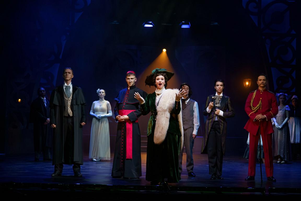 Jakob Höhler, Zoe Krawinkel (Lisa Carew), Lukas Werner Müller (Bischof von Basingstoke), Viktoria Reese (Lady Beaconsfield), Matthew Laszlo von Pokorny (Sir Archibald Proops), Sarah Zimmermann (Lord Savage), Nils Hansen (Lord Glossop) © Peter Emig