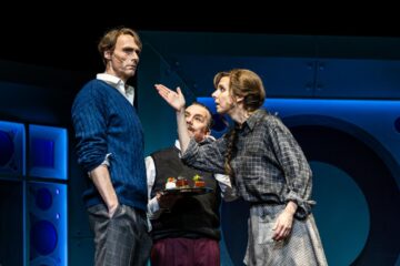 Emily Lorini (Eliza Doolittle), Tobias Bode (Professor Henry Higgins), Nikolaus Scheibli (Oberst Pickering) © Christina Iberl