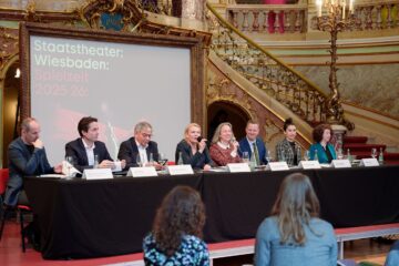 Bruno Heynderickx (Balletdirektor), Leo McFall (Generalmusikdirektor) Gert-Uwe Mende (OB Wiesbaden), Beate Heine und Dorothea Hartmann (Intendantinnen), Christoph Degen (Staatssekretär), Emel Aydoğdu und Anne Tysiak (Leiterinnen Junges Theater) &copy; Lukas Anton