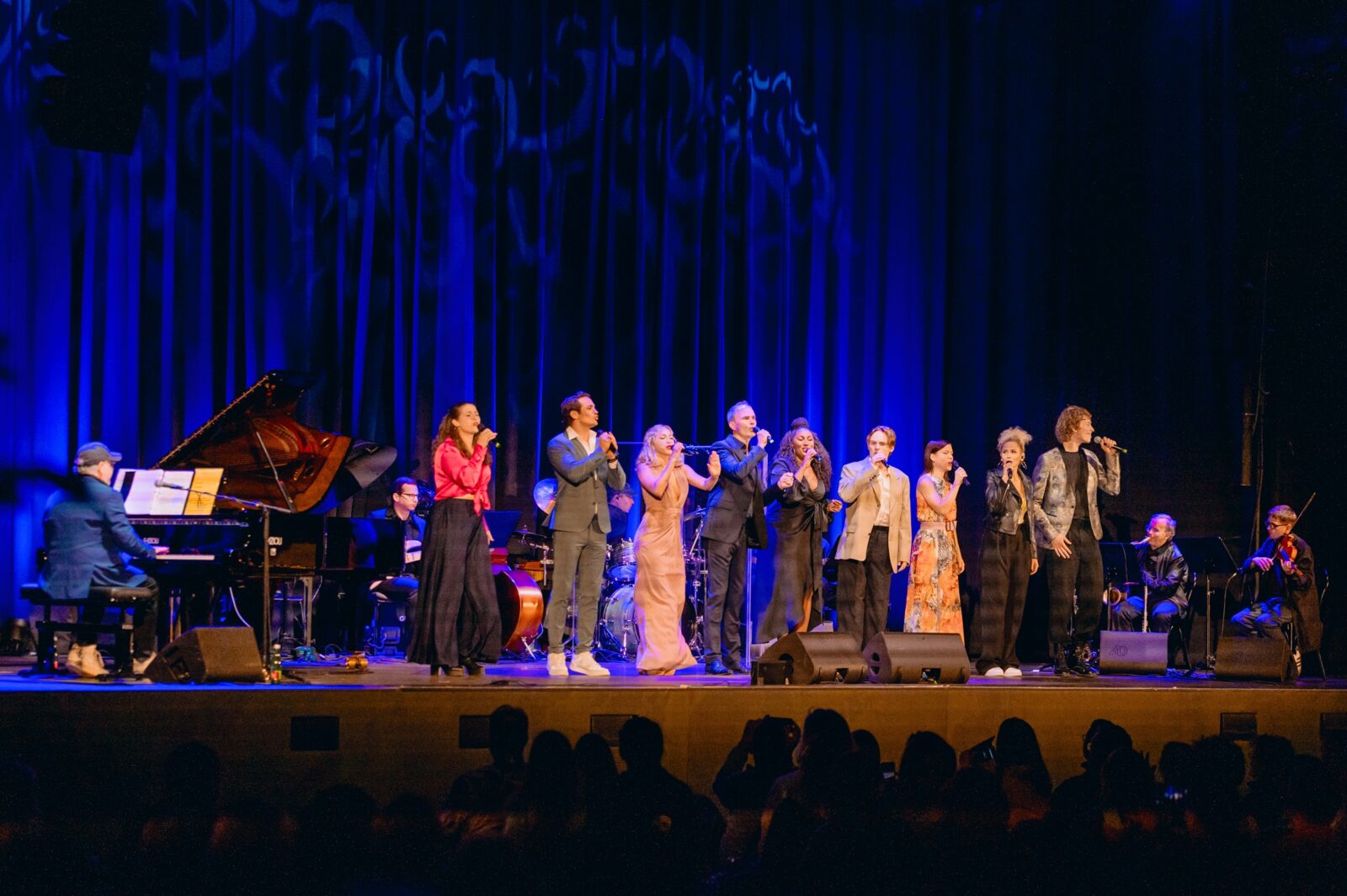 Frank Wildhorn, Bianca Basler, Fabio Diso, Katharina Gorgi, Thomas Borchert, Ana Milva Gomes, Moritz Mausser, Lisa Antoni, Sabrina Weckerlin, Lukas Mayer &copy; Serge Voss