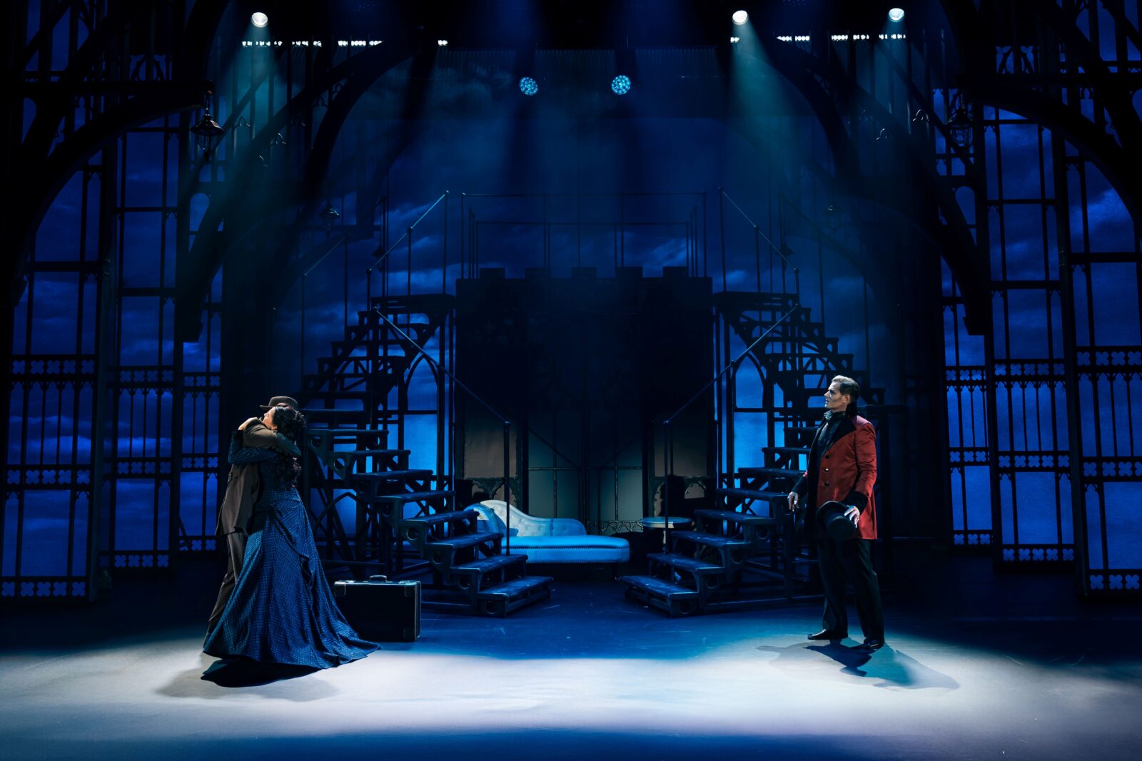 Lisa Habermann (Mina Murray), Philipp Dietrich (Jonathan Harker), Jan Ammann (Graf Dracula) &copy; Nico Moser