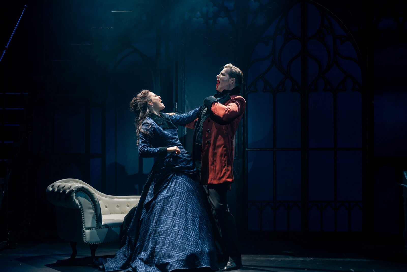 Lisa Habermann (Mina Murray), Jan Amann (Graf Dracula) &copy; Nico Moser