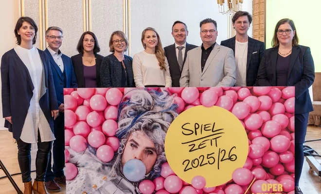 Sandra Janke (Co-Leiterin Junge Oper Leipzig/360°), Torsten Rose (Direktor Musikalische Komödie), Dr. Cornelia Preissinger (Operndirektorin), Lydia Schubert (Verwaltungsdirektorin), Marlene Hahn (Chefdramaturgin), Ivan Repušić (Generalmusikdirektor), Tobias Wolff (Intendant), Rémy Fichet (Direktor Leipziger Ballett), Dr. Skadi Jennicke (Bürgermeisterin und Beigeordnete für Kultur der Stadt Leipzig) &copy; Tom Schulze