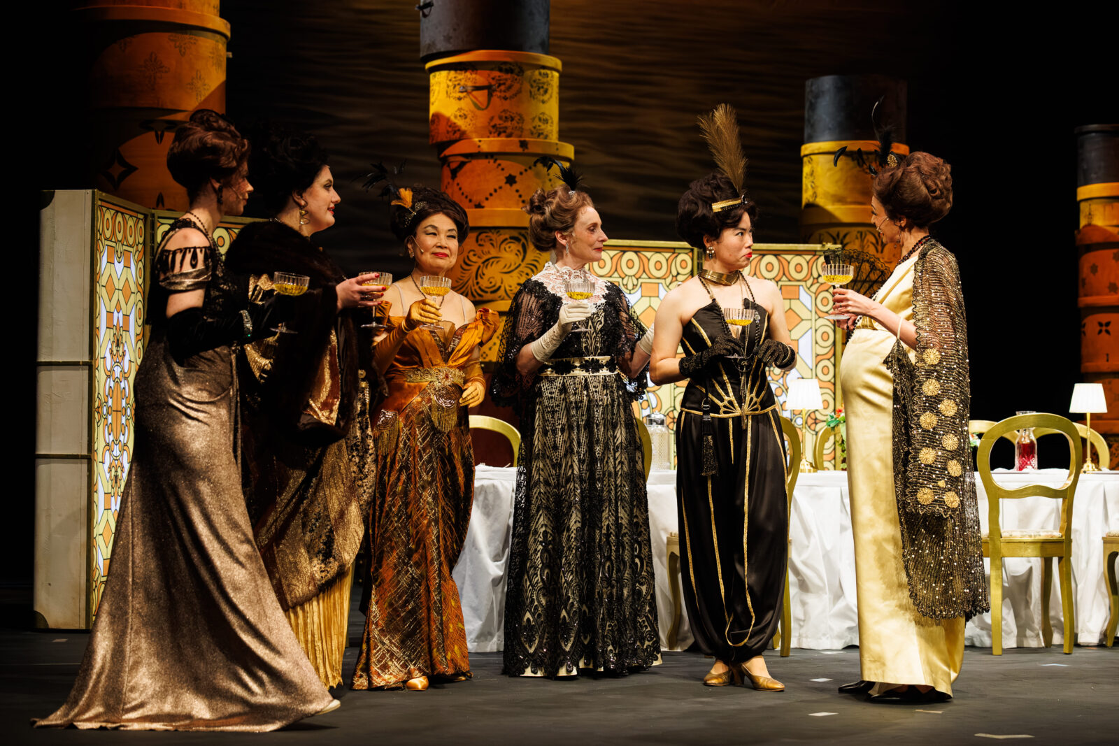 Steffi Fischer (Marion Thayer), Elena Safin (Mme. Léontine Aubert), Hyeh Young Baek (Eleonor Wydener), Silke Dubilier (Ida Straus), Xin Pan (Charlotte Drake Cardoza), Aline Réa (Madeleine Astor) © Tim Müller