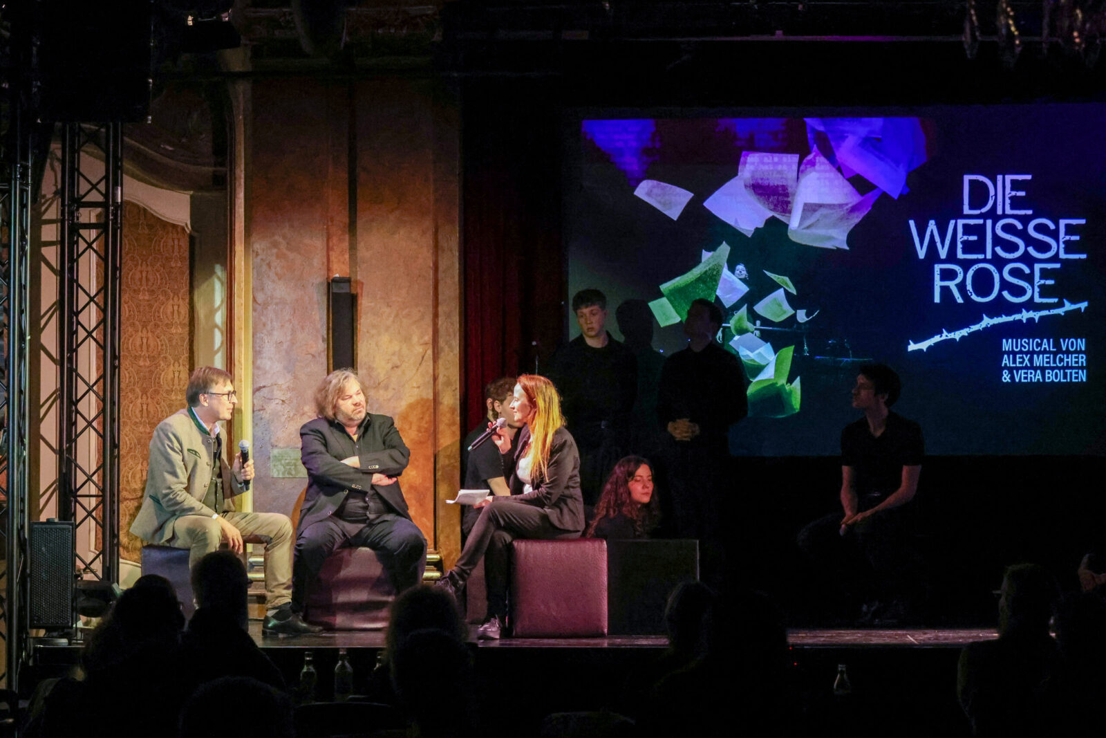 Pressekonferenz zu "Die Weiße Rose" am Deutschen Theater München: Vera Bolten im Gespräch mit Benjamin Sahler, Künstlerischer Leiter am Festspielhaus Neuschwanstein und DT-Geschäftsführer Thomas Linsmayer © Alexander Hartinger