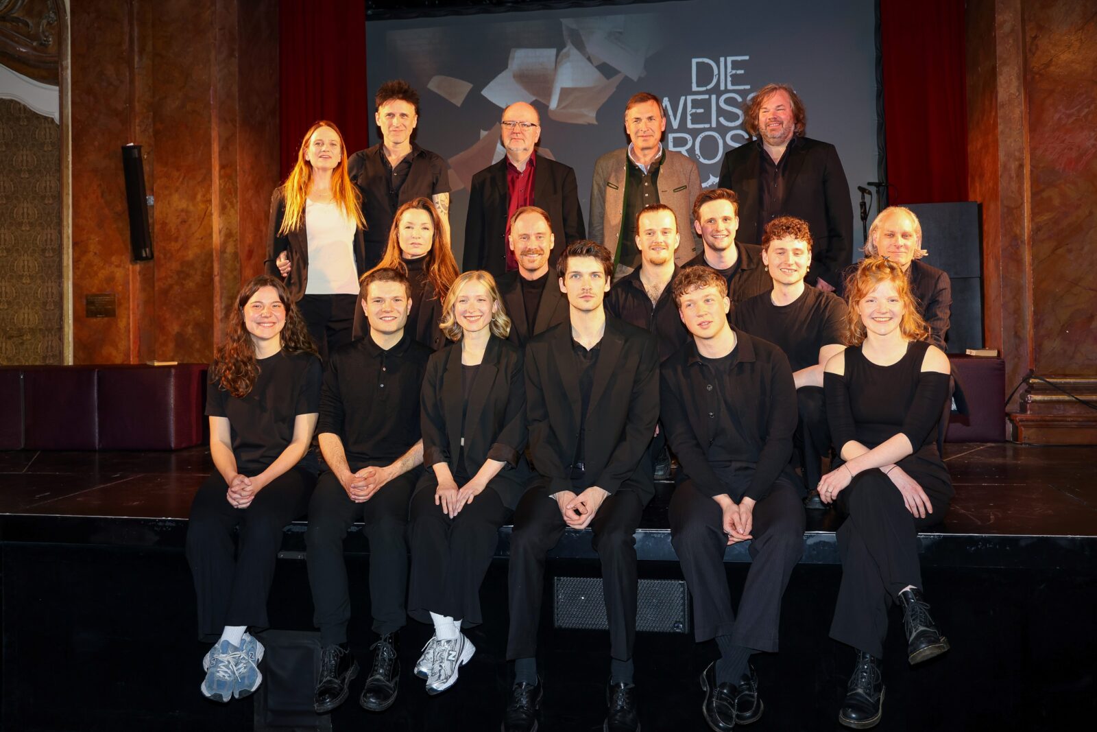 Cast von "Die Weiße Rose", im Hintergrund (von links): Vera Bolten, Alex Melcher, Verlagschef Stephan Kopf, DT-Geschäftsführer Thomas Linsmayer und der Künstlerische Leiter des Festspielhauses Neuschwanstein Benjamin Sahler -©- Alexander Hartinger