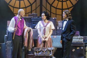 Leander de Marel (Der Butler), Zsófia Szabó (Cecily), Richard Glöckner (Algernon) © Dirk Rückschloß/Pixore Photography