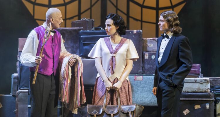 Leander de Marel (Der Butler), Zsófia Szabó (Cecily), Richard Glöckner (Algernon) © Dirk Rückschloß/Pixore Photography