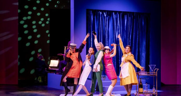 Julia Sylvester (George Wickham), Nadja Roxana Schimonsky (Effie), Marie-Louise von Gottberg (Flo), Heidi Lehnert (Anne), Annalena Oswald (Tillie) © Dirk Rückschloß/Pixore Photography