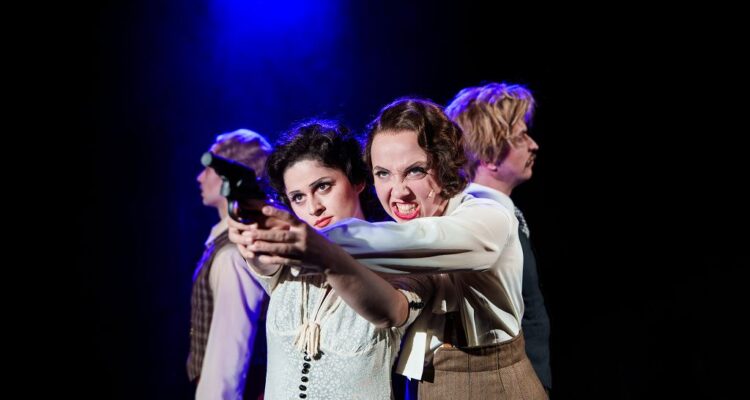 Jack Lukas (John), Annemarie Purkert (Nancy Neale), Marion Wulf (Agatha Christie), Daniel Wernecke (Archibald Christie) © Clemens Heidrich