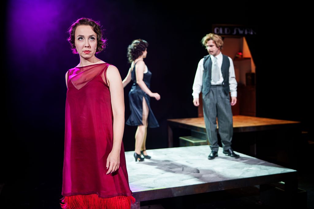 Marion Wulf (Agatha Christie), Annemarie Purkert (Nancy Neale), Daniel Wernecke (Archibald Christie) © Clemens Heidrich