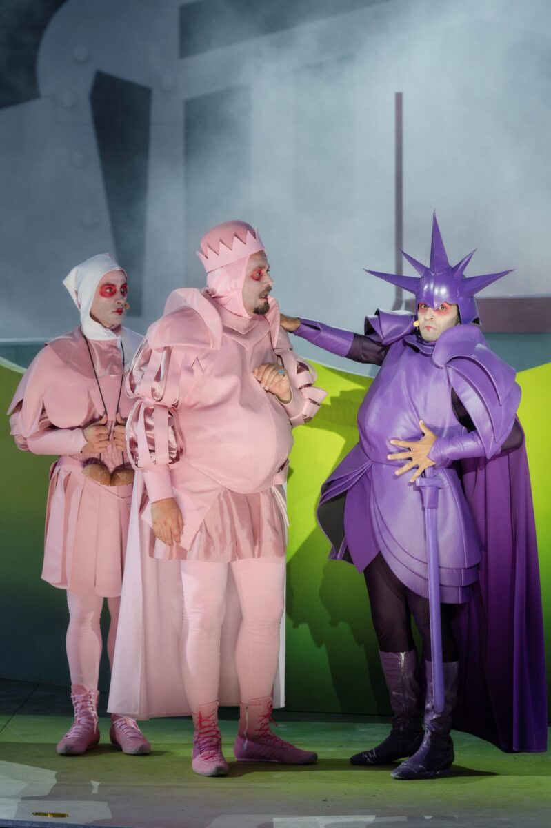 Johan Vandamme (Patsy), Patrick L. Schmitz (Artus), Mehdi Salim (Sir Bedevere) &copy; Jan-Pieter Fuhr