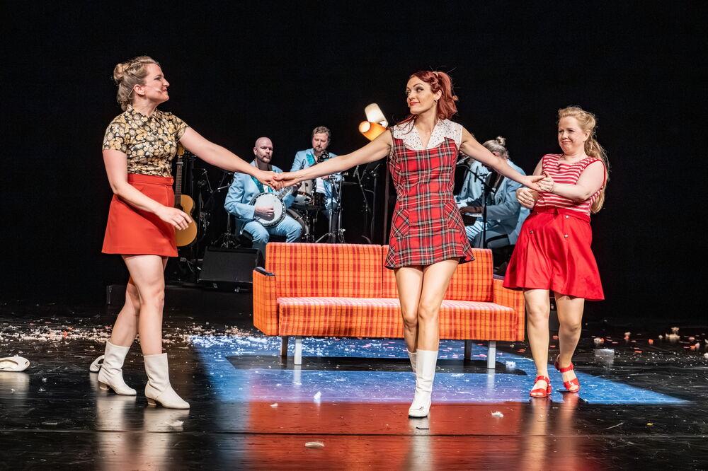 Lisa Störr (Rosi), Anna Steinhardt (Magdalena (Leni) Schneider), Nele Swanton © Tobias Kromke