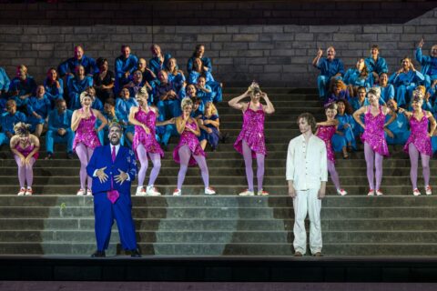 Máté Sólyom-Nagy (Herodes Antipas), Lukas Mayer (Jesus), Ensemble © Theater Erfurt, Lutz Edelhoff