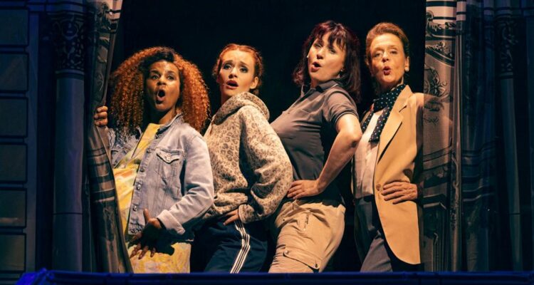 Adisat Semenitsch, Ida Dobrenz (Pia von Baugenwitz), Winnie Böwe, Lilian Naef © Franziska Strauss