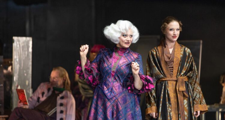 Marko Dyrlich, Antje Trautmann (Celia Peachum), Joana Damberg (Die Spelunken-Jenny) © Silke Winkler