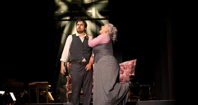 Christoph Filler (Sweeney Todd), Stefanie Dietrich (Mrs. Lovett) © Silke Winkler