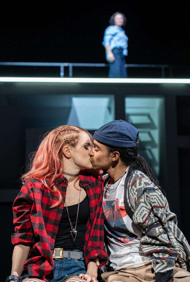 Anna Hirzberger (Nathalie), Eike Onyambu (Henry), im Hintergrund Femke Soetenga (Diana) © Stephan Walzl