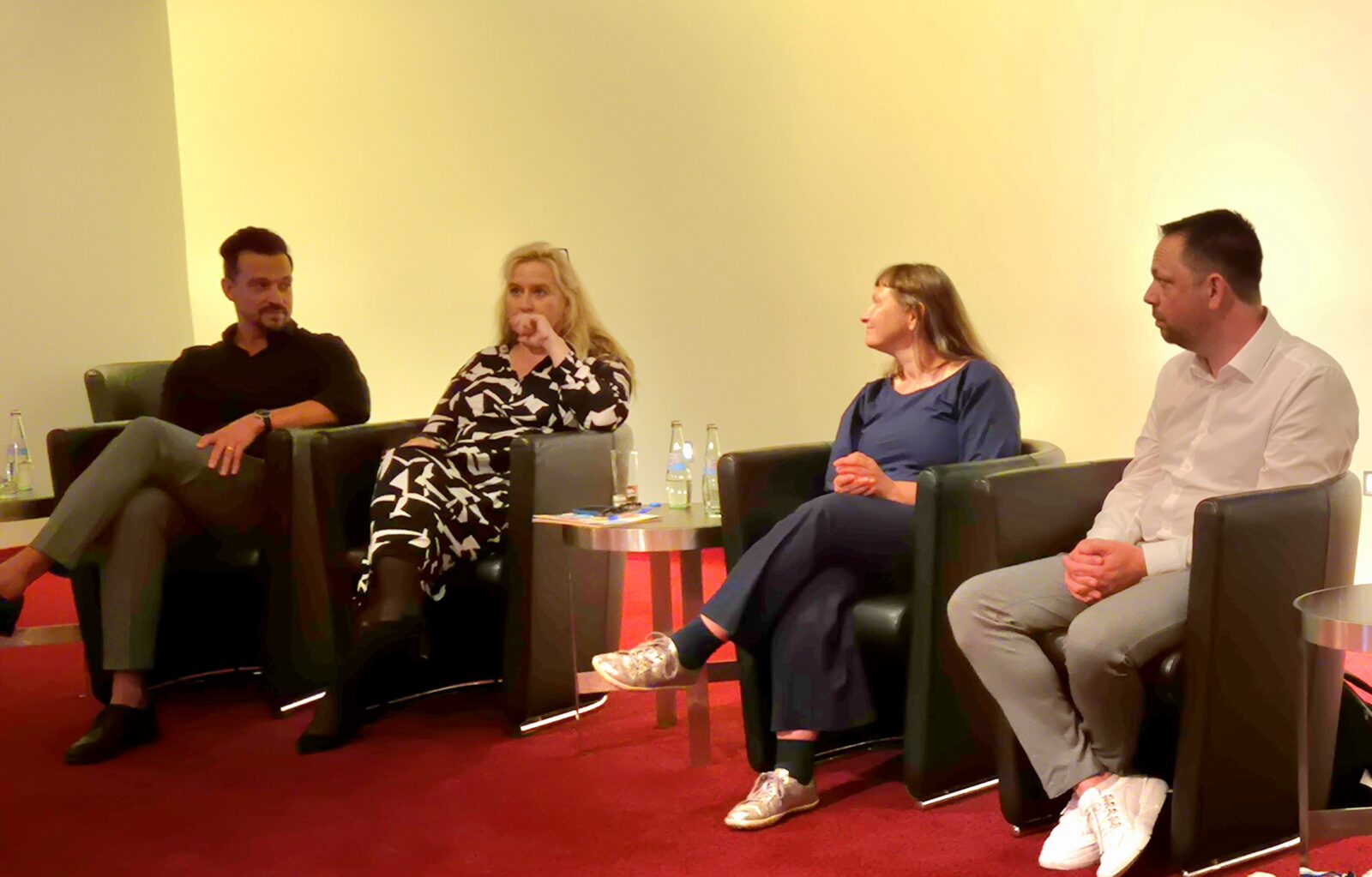 Maximilian Mann, Constanze Müller, Anke Nicolaj und Mereijn van der Heijden stellen die Audiodeskriptions-App "Earcatch" bei "Disneys Die Eiskönigin" am 5. August 2025 vor © André Böke