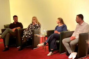 Maximilian Mann, Constanze Müller, Anke Nicolaj und Mereijn van der Heijden stellen die Audiodeskriptions-App "Earcatch" bei "Disneys Die Eiskönigin" am 5. August 2025 vor © André Böke