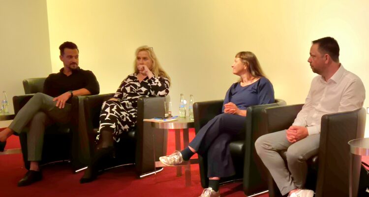 Maximilian Mann, Constanze Müller, Anke Nicolaj und Mereijn van der Heijden stellen die Audiodeskriptions-App "Earcatch" bei "Disneys Die Eiskönigin" am 5. August 2025 vor © André Böke