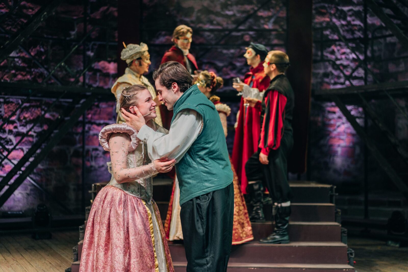 Sarah Artley (Julia), Timo Aust (Romeo), Ensemble ©DAS DA THEATER | Kris Borreck