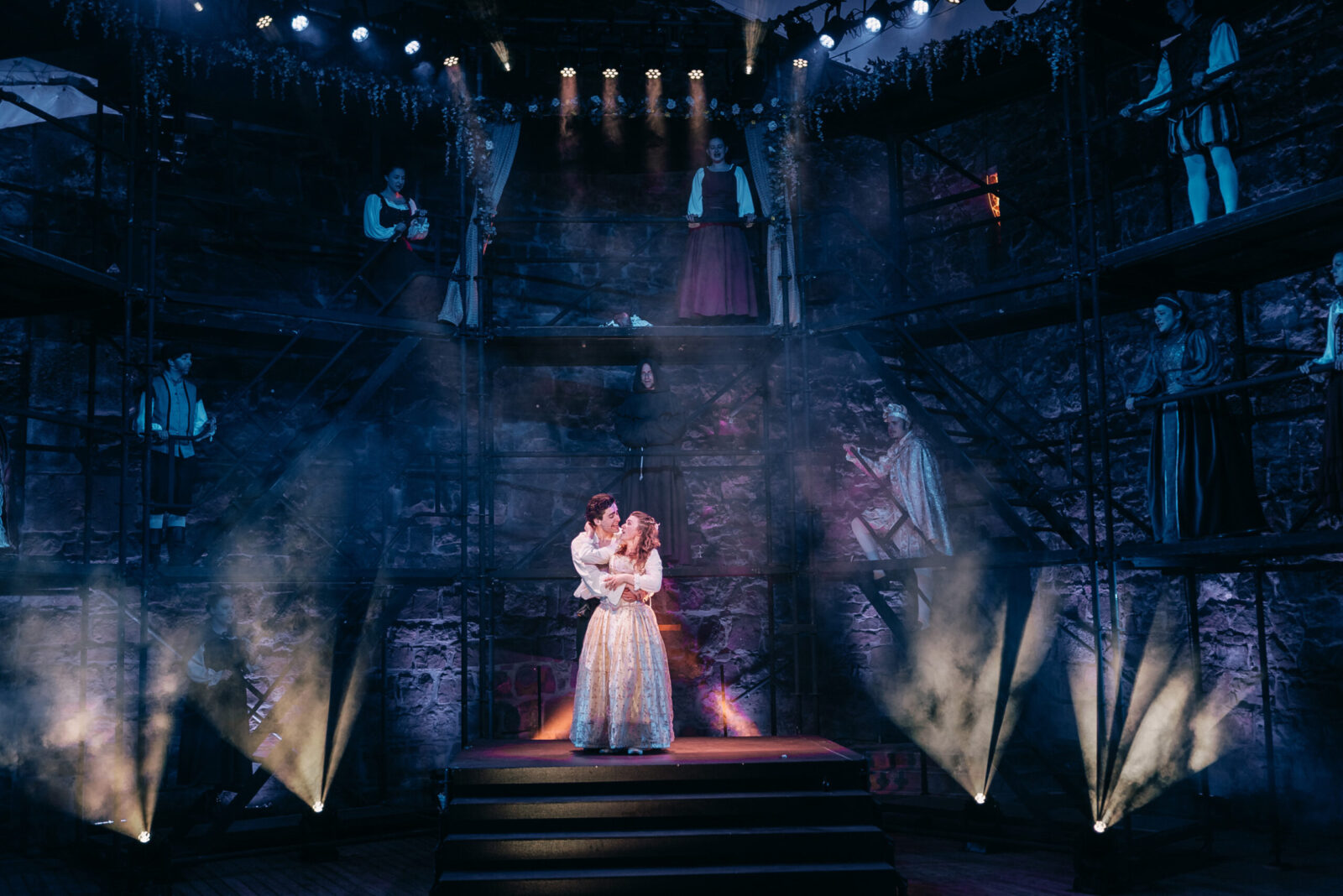 Sarah Artley (Julia), Timo Aust (Romeo), Ensemble ©DAS DA THEATER | Kris Borreck