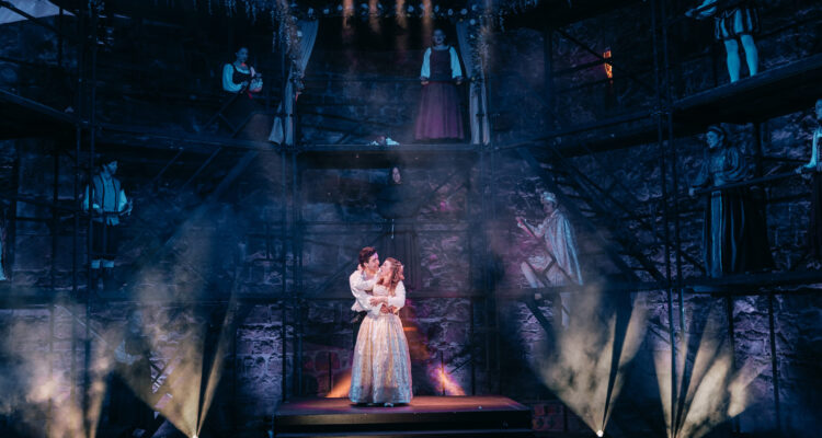 Sarah Artley (Julia), Timo Aust (Romeo), Ensemble ©DAS DA THEATER | Kris Borreck