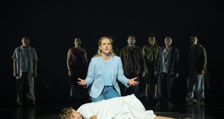 Valerie Gels (Maria Magedalena), Gunnar Frietsch (Jesus), Ensemble © Andreas Etter