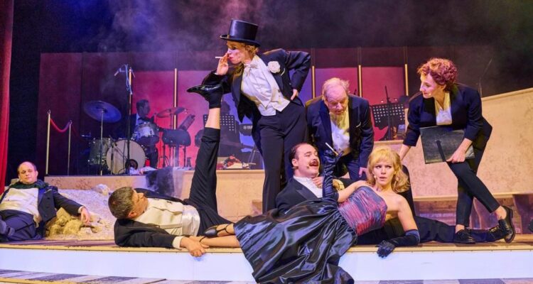 Markus Michalik (Irrer), Oliver Moumouris (Premierengast), Feline Zimmermann (Marlene Dietrich), Alessandro Scheuerer (Premierengast), Martin Theuer (Premierengast), Eva Dorlaß (Hilde (jung)), Elif Veyisoglu (Agentin) © Patrick Pfeiffer für WLB