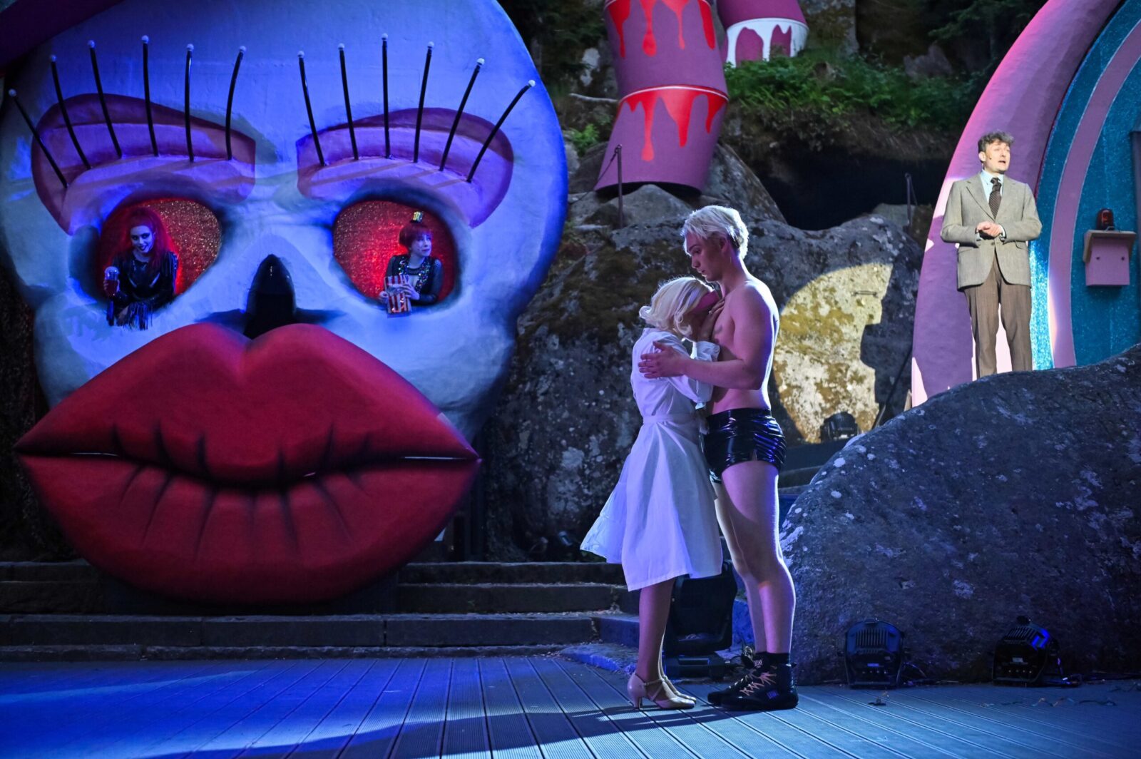 Anna-Sophie Weidinger (Magenta), Lilia Höfling (Columbia), Timm Moritz Marquardt (Rocky), Sarah Gadinger (Janet), Sebastian Krämer (Erzähler) © Luisenburg Festspiele / Florian Miedl