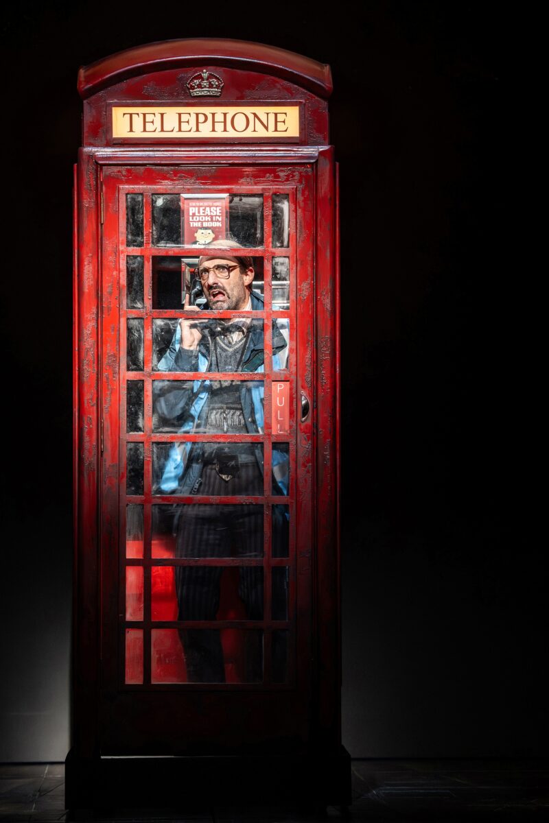 Tom Edden (Mr. Curry) &copy; Johan Persson