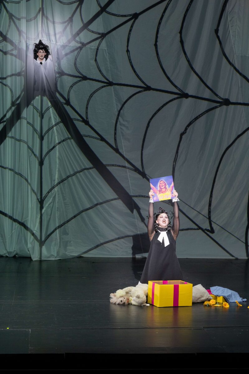 Julia Bergen (Pugsley Addams), Melanie Maderegger (Wednesday Addams) &copy; Lioba Schöneck