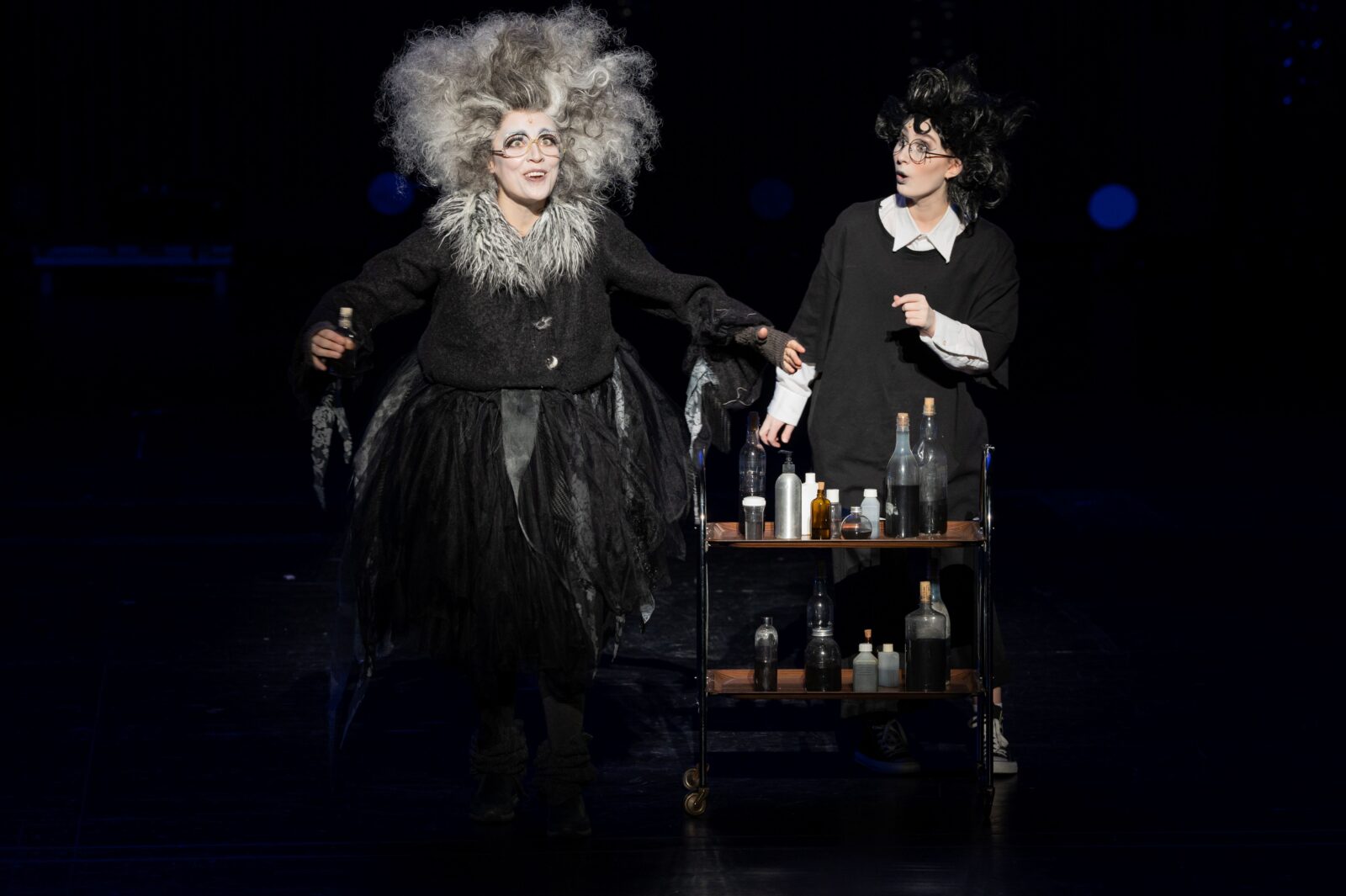 Valeria Chiara Purzer (Grandma), Julia Bergen (Pugsley Addams) &copy; Lioba Schöneck