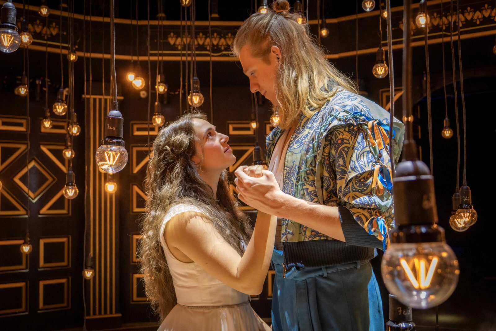 Celina dos Santos und Mats Visser in "Romeo & Julia - Liebe ist alles" &copy; Jörn Hartmann