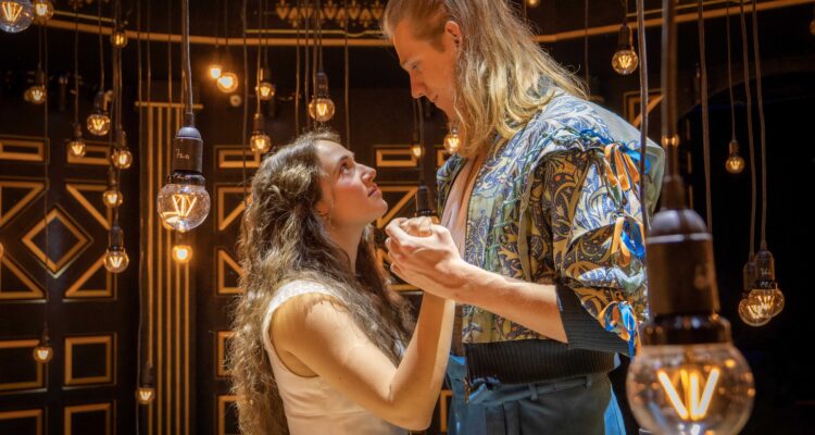 Celina dos Santos und Mats Visser in "Romeo & Julia - Liebe ist alles" &copy; Jörn Hartmann