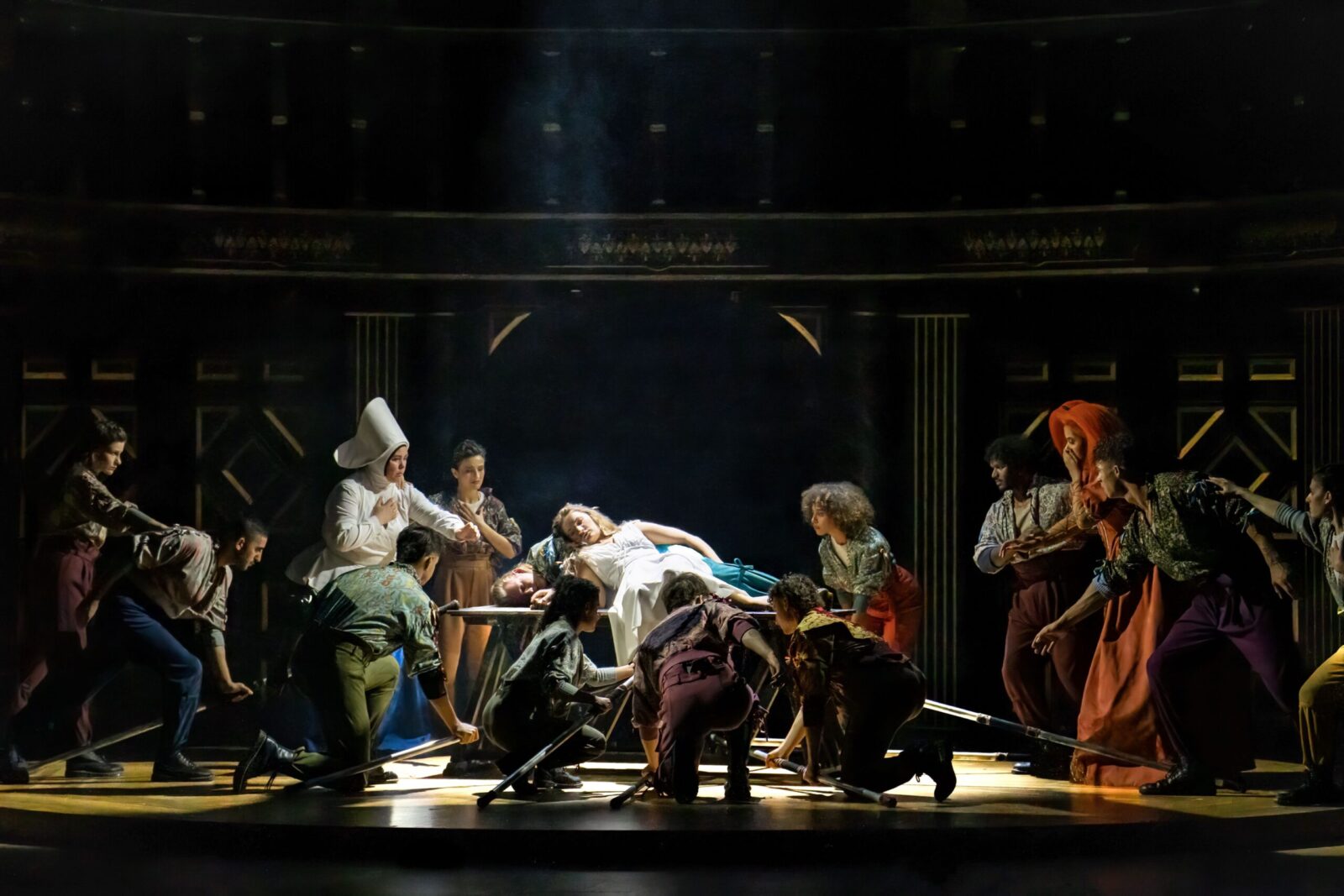 Beatrice Reece (Amme) ,Laura Schatz (Julia), Mats Visser (Romeo), Ensemble © Imke Trapp