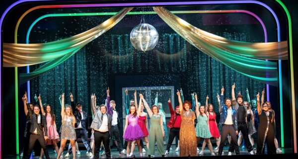 Alina Maybauer (Emma Nolan), Alicia Betzel (Alyssa Greene), Das Junge Musical Leverkusen e.V. © Sebastian Hartmann