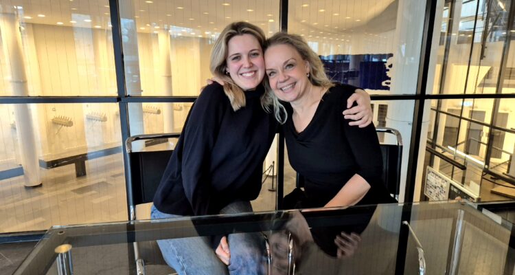 Katherine Allen und Anke Sieloff vor der Premiere von "Das Licht auf der Piazza" am MiR Gelsenkirchen © André Böke