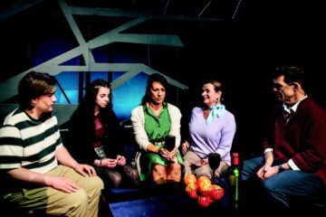 Martin Wald (Evan Hansen), Clélia Oemus (Zoe Murphy), Nina Janke (Heidi Hansen), Anja von der Lieht (Cynthia Murphy), Axel Becker (Larry Murphy) © Matthias Jung, Junges Theater Bonn