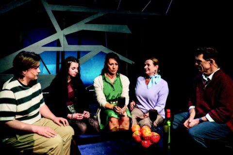 Martin Wald (Evan Hansen), Clélia Oemus (Zoe Murphy), Nina Janke (Heidi Hansen), Anja von der Lieht (Cynthia Murphy), Axel Becker (Larry Murphy) © Matthias Jung, Junges Theater Bonn