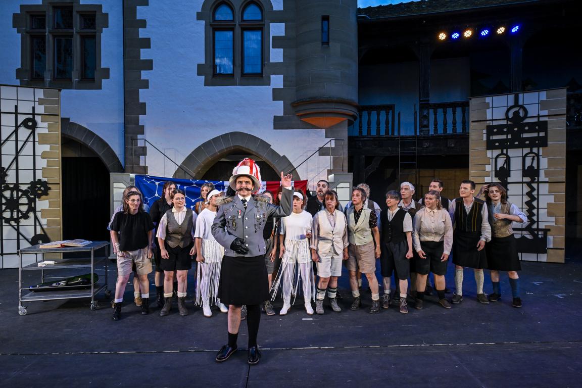 Rouven Honnef (Inspector Hans Kemp), Ensemble © Tobias Metz