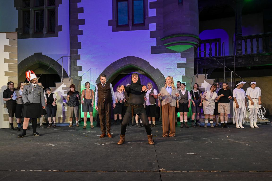 Rouven Honnef (Inspector Hans Kemp), Karsten Oliver Wöllm (Dr. Frederick Frankenstein), Frank Roder (Igor), Lina Hoppe (Inga), Ensemble © Tobias Metz