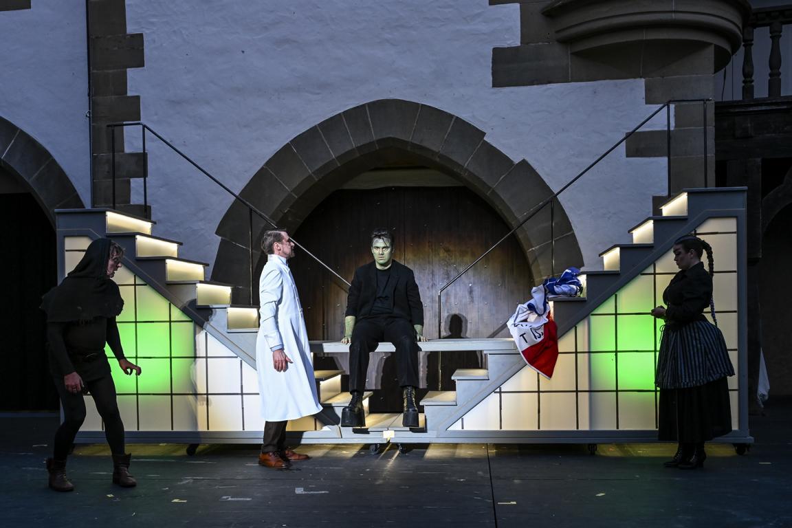 Frank Roder (Igor), Karsten Oliver Wöllm (Dr. Frederick Frankenstein), Sebastian Volk (Das Monster), Marianna McAven (Frau Blücher) © Tobias Metz