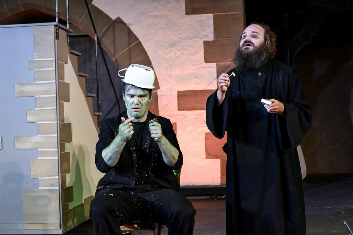 Sebastian Volk (Das Monster), Fabio Piana (Ein Eremit) © Tobias Metz